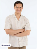 Homme portant une chemise casual beige à rayures