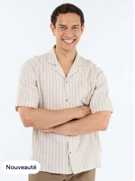 Homme portant une chemise casual beige à rayures